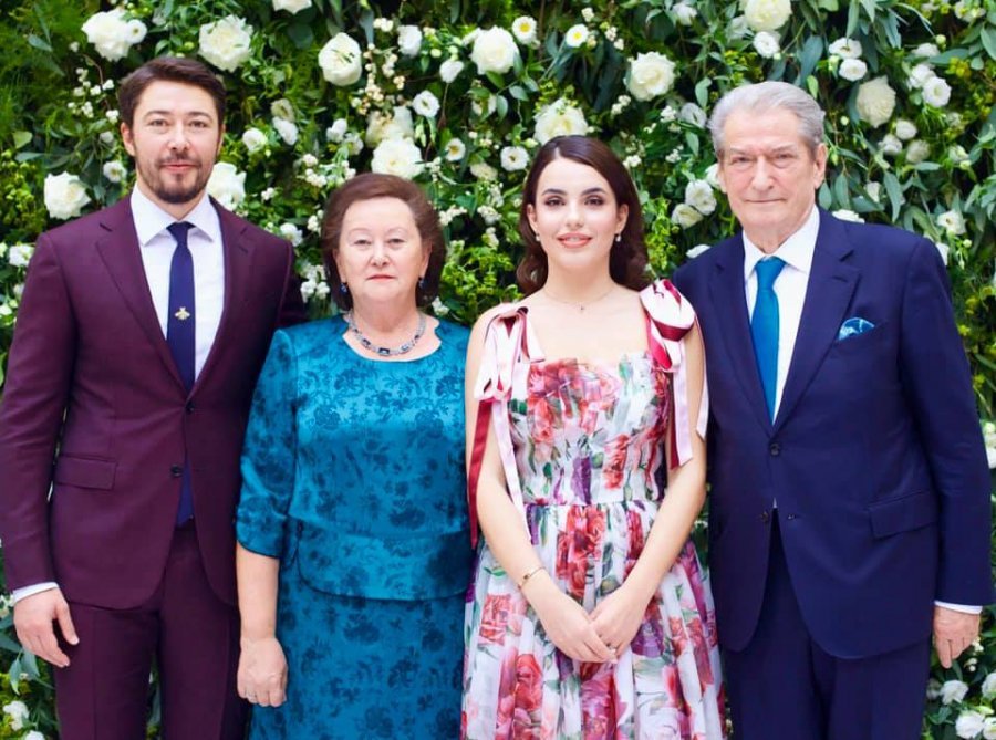 FOTO/ Shkëlzen Berisha e Armina urojnë shqiptarët për Vitin e Ri