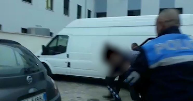 Durrës, pranga dy personave, grabitën zyrën ku paguhen gjobat