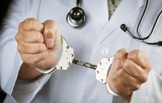 Një nga arsyet e largimit, mjekët kërkojnë të mos dënohen me burg për gabimet mjekësore