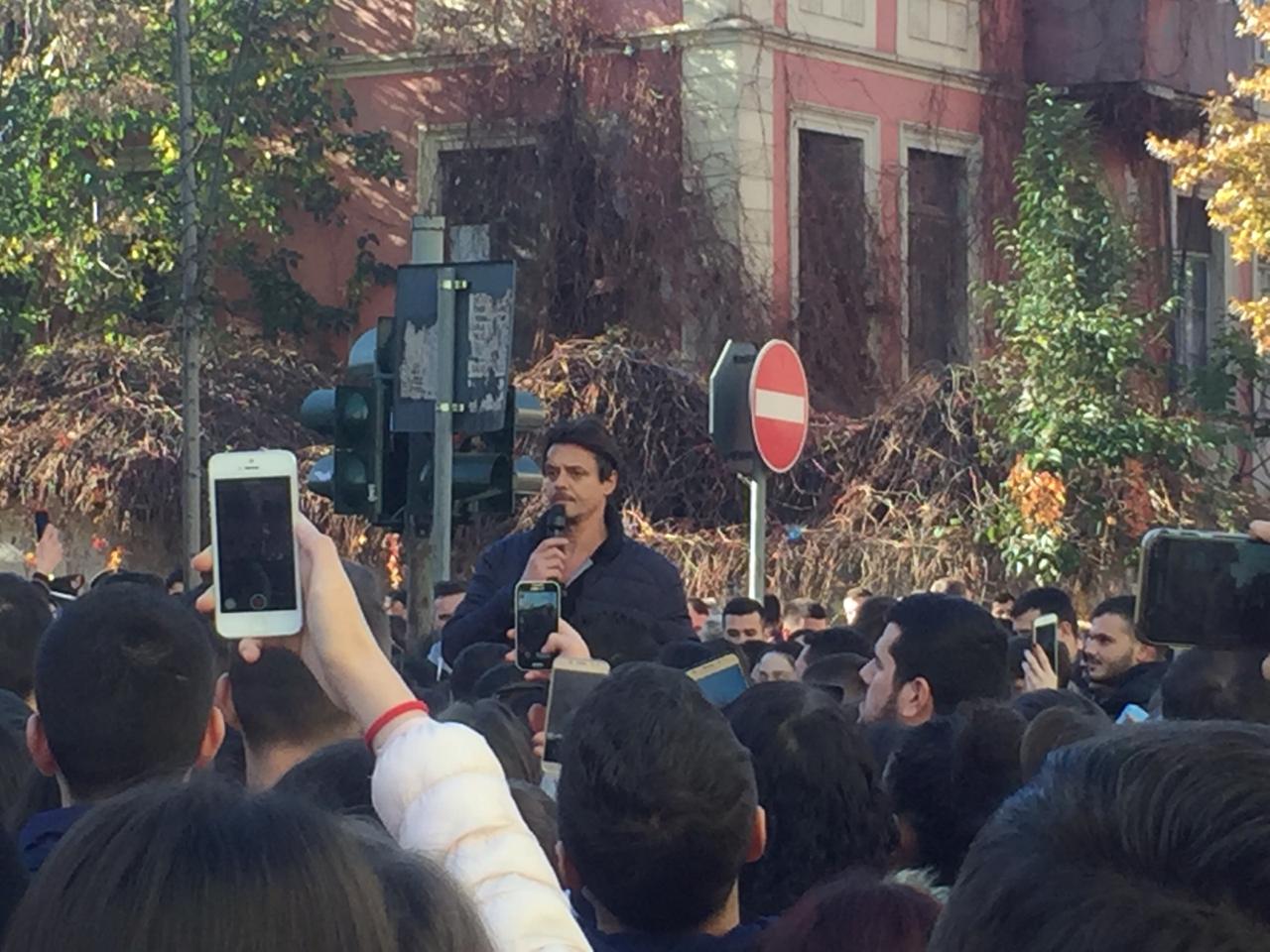 FOTO/Protesta kundër tarifave, studentëve iu bashkohen dhe artistët