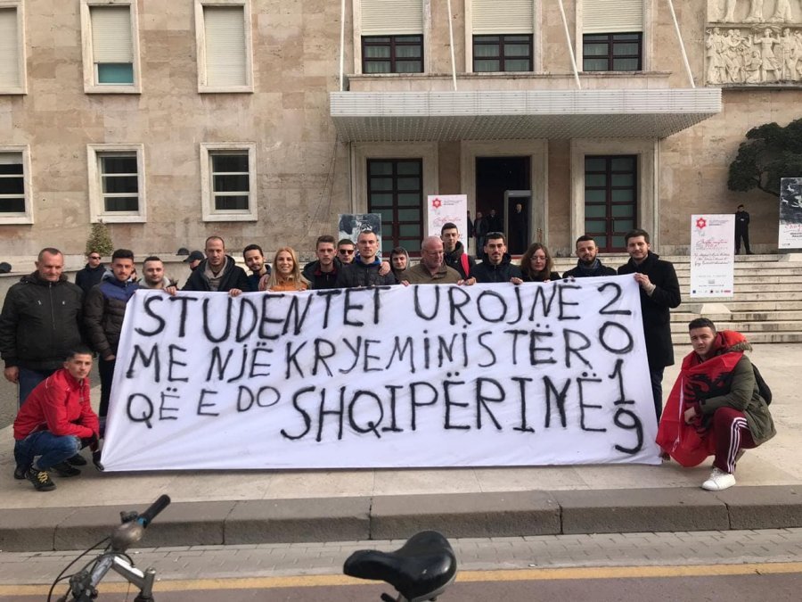 FOTO/Rama në konferencë, studentët kanë një mesazh për të