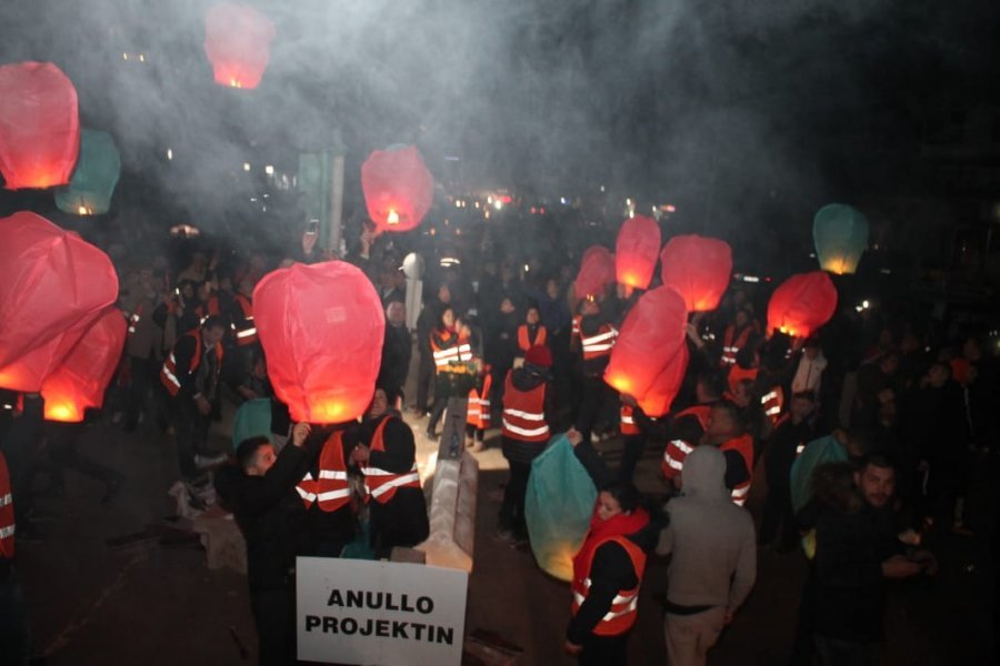 FOTO/ Banorët e Unazës së re në protesta dhe për Vit të Ri, hedhin fishekzjarre