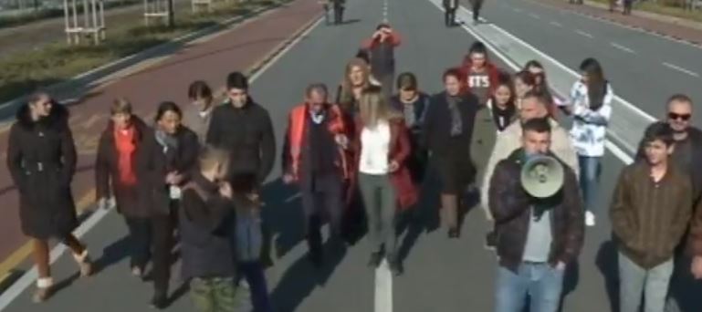 VIDEO/Protesta e Diasporës, banorët e ‘Bregut të Lumit’ bashkohen në marshim për tek KM