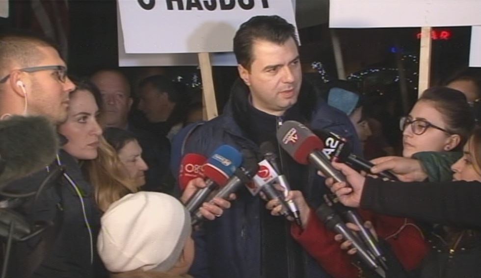 VIDEO/ Protesta tek Unazë e Re, Basha: Rama ka marrë 4 milionë euro kapar