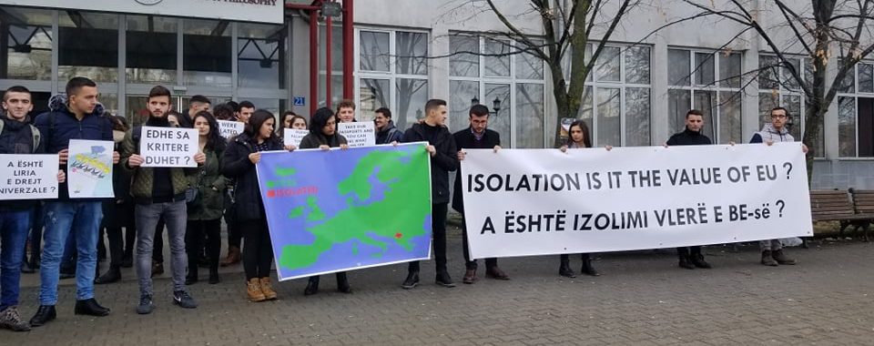 FOTO/Protesta e studentëve në Kosovë, mesazhet dhe ‘dhurata’ e tyre