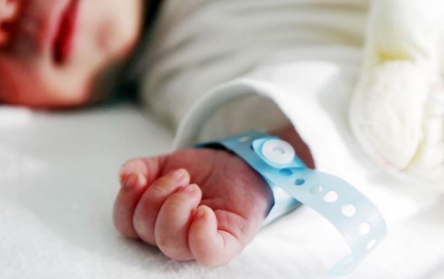 Spitali në Bulqizë nuk kishte gjinekolog, gruaja shtatzënë humbet trinjakët