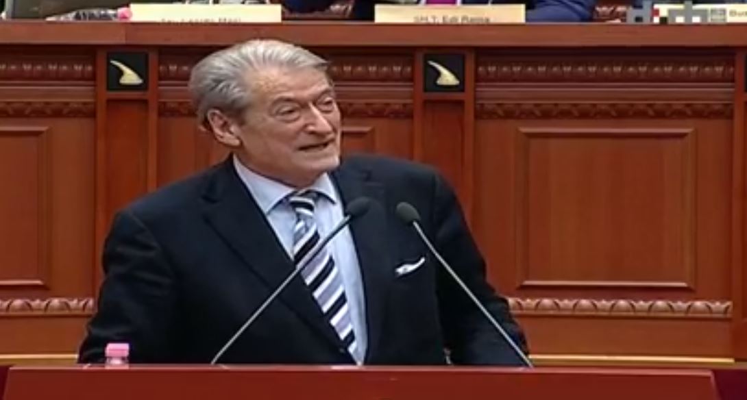 VIDEO/Berisha i bën thirrje Ramës: Mos guxo të vish me anti-plumb në Parlament