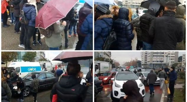 “Çmendet” gazetarja shqiptare, tenton të shtypë studentët me makinë kur blokuan rrugët