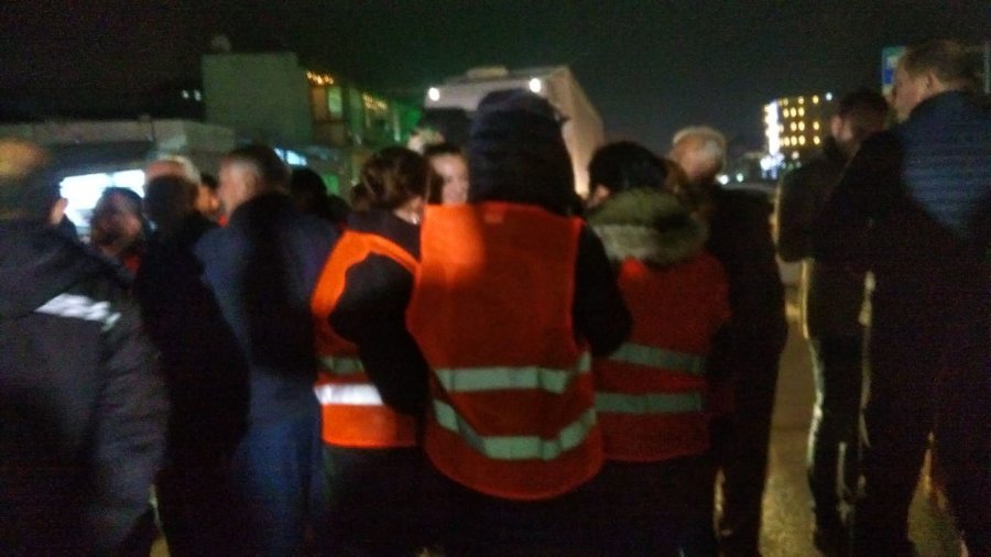 VIDEO/ Vijon protesta tek Unaza e Re, banorët vishet si protestuesit francezë