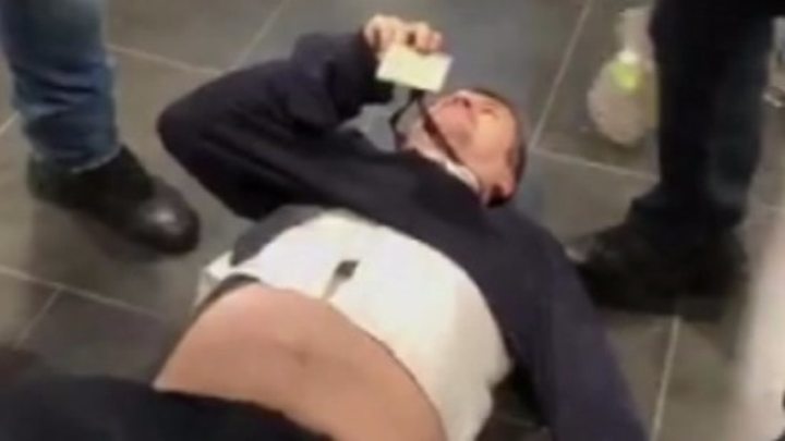 VIDEO/ Deputetët hungarezë tërhiqen zvarrë nga ndërtesa e televizionit