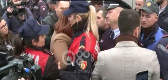 LAJM I FUNDIT/Unaza e Re, policia nxjerr me forcë nga banesa anëtarët e një familje