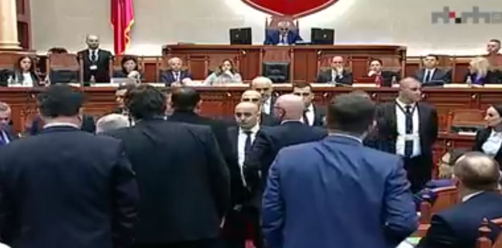 VIDEO/Tensione në Parlament, deputeti godet me vezë kryeministrin Rama