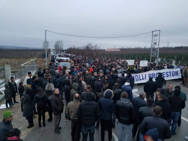 TANI/ Devolli dhe Korca në protestë