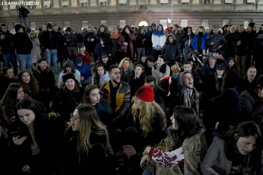 Studentët nuk lodhen/ “Do e gdhimë para Kryeministrisë, kemi marrë bukë me vete”