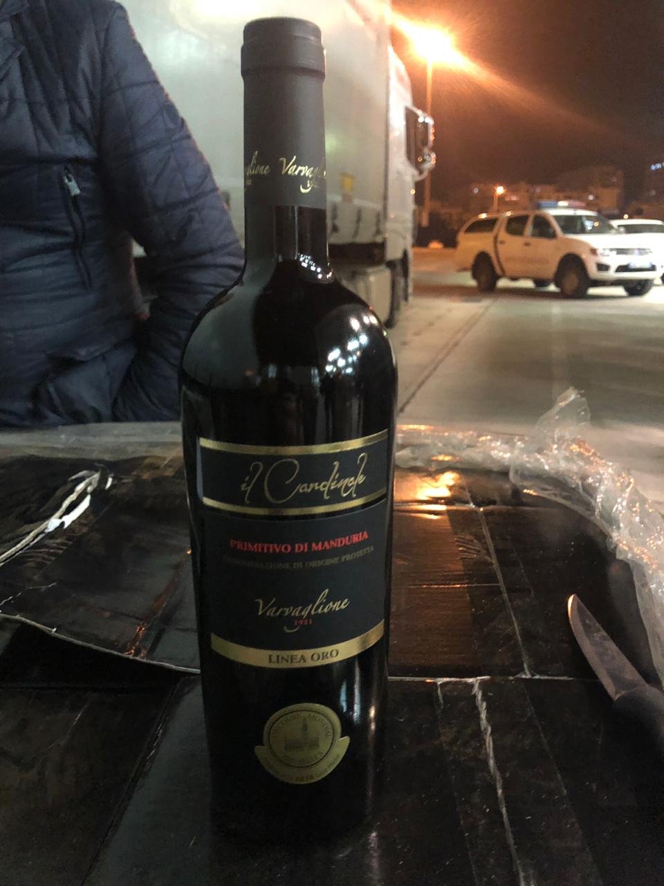 FOTO/Verë me shishe kontrabandë, arrestohen në flagrancë 2 persona në Durrës