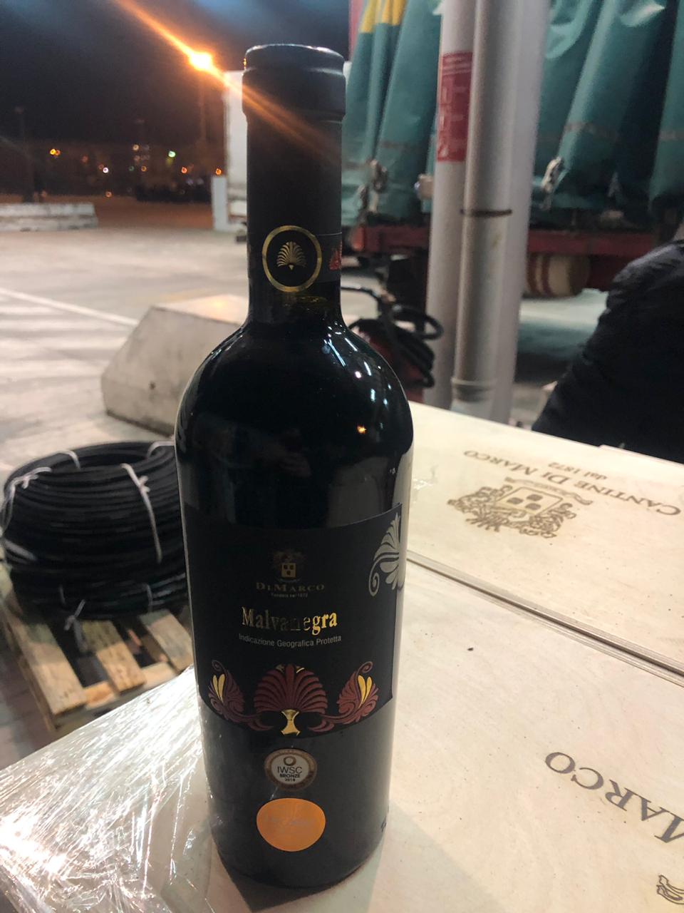 FOTO/Verë me shishe kontrabandë, arrestohen në flagrancë 2 persona në Durrës