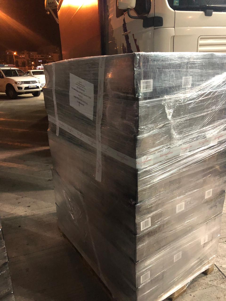 FOTO/Verë me shishe kontrabandë, arrestohen në flagrancë 2 persona në Durrës