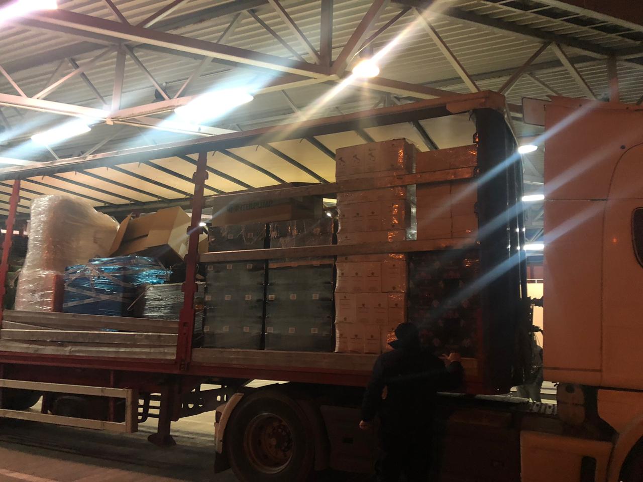 FOTO/Verë me shishe kontrabandë, arrestohen në flagrancë 2 persona në Durrës