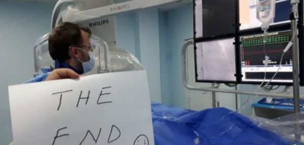 FOTO/’The End’, largohet nga Shqipëria kardiologu i suksesshëm