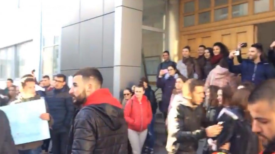 Ju na prishët ëndrrat tona, Ne ju prishim gjumin tuaj! Studentët e Kamzës nisin marshimin