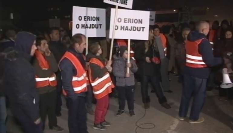 Vijon protesta tek Unazë e Re, banorët: Arrestoni Gjiknurin dhe Afrim Qendron