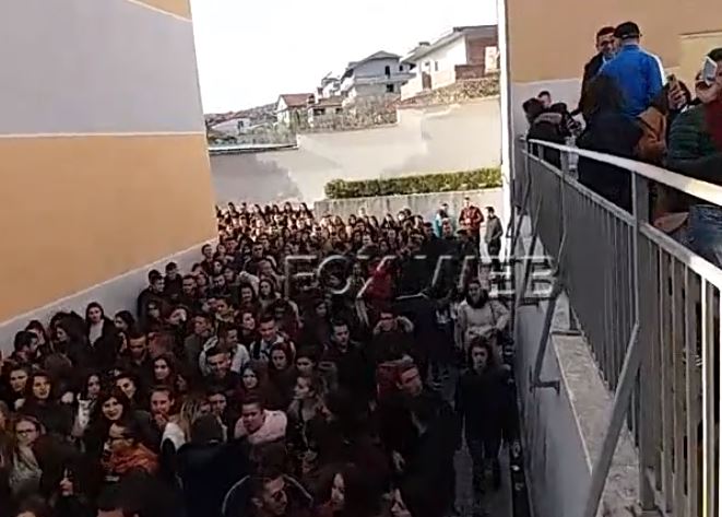 VIDEO/Nuk lejohen të marrin pjesë në protestë, studentët në Elbasan hapin vetë dyert e fakultetit