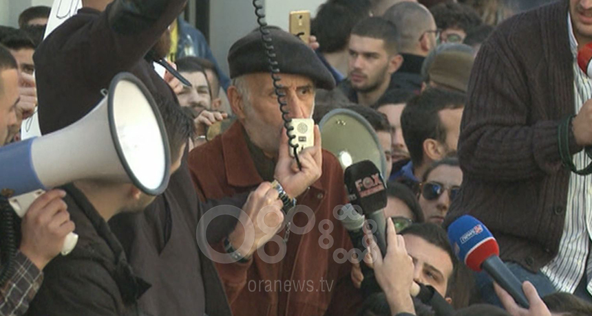 Profesori Edmond Tupja i bashkohet protestës së studentëve