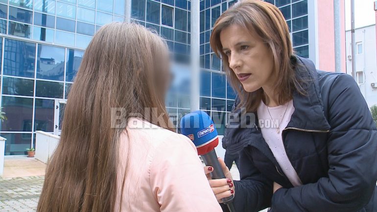 “Më ktheni mamin”, përlot lutja e vajzës me prindërit në burg