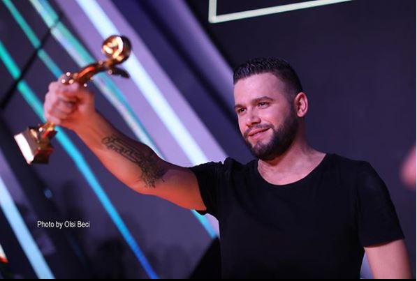 ‘Plas’ kryeson Këngën Magjike, ja kujt ia dedikon Flori Mumajesi këtë fitore