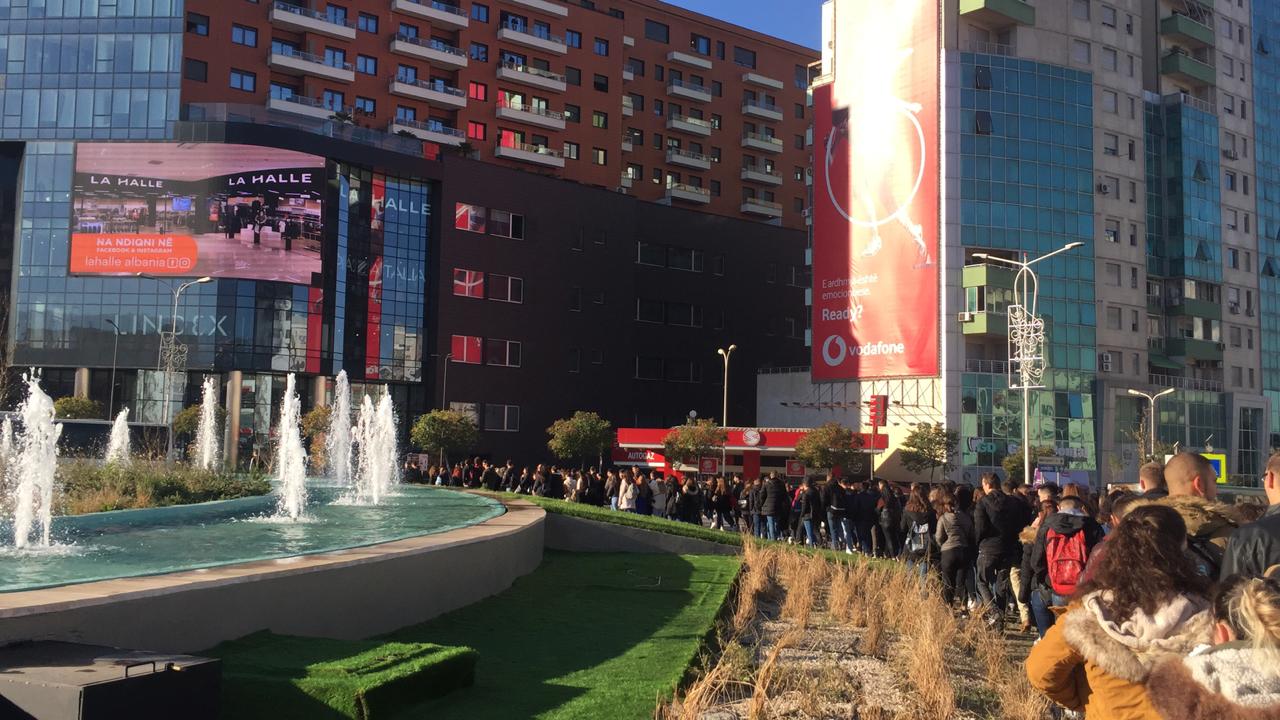 FOTO/Studentët në protestë, marshojnë drejt Ministrisë së Arsimit
