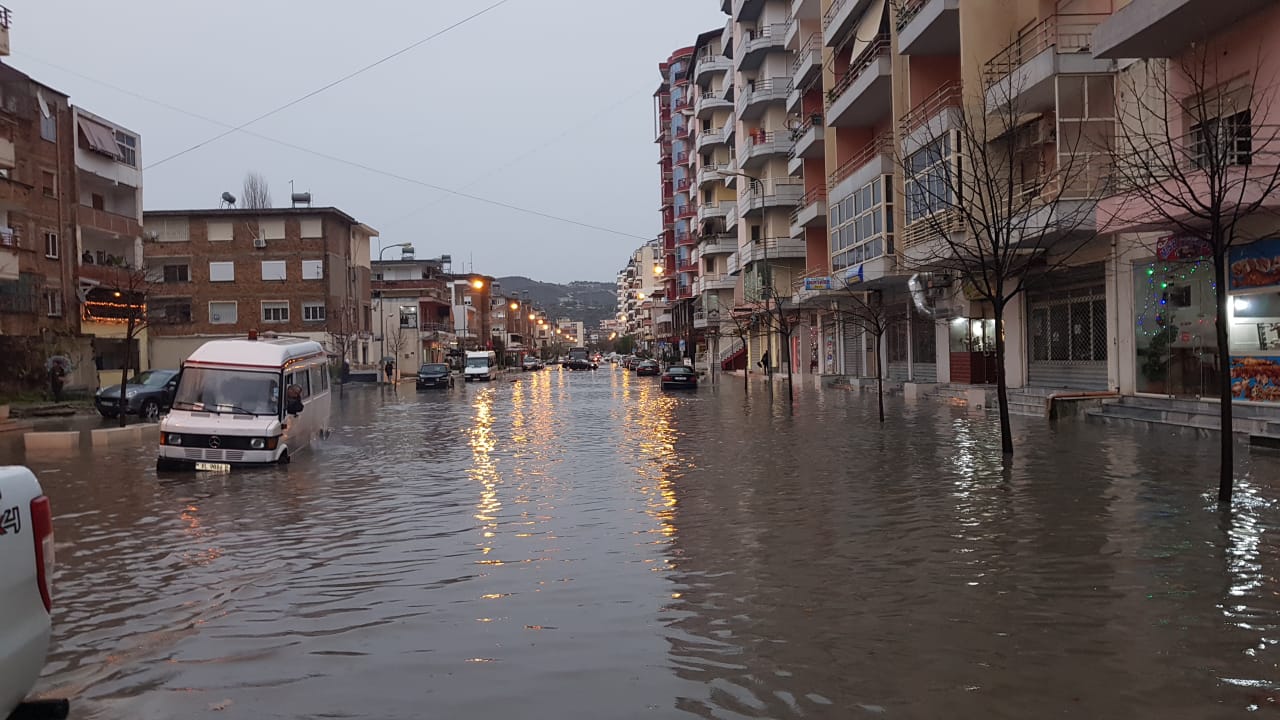 FOTO/Reshje shiu në fundjavë, nisin përmbytjet në qytete