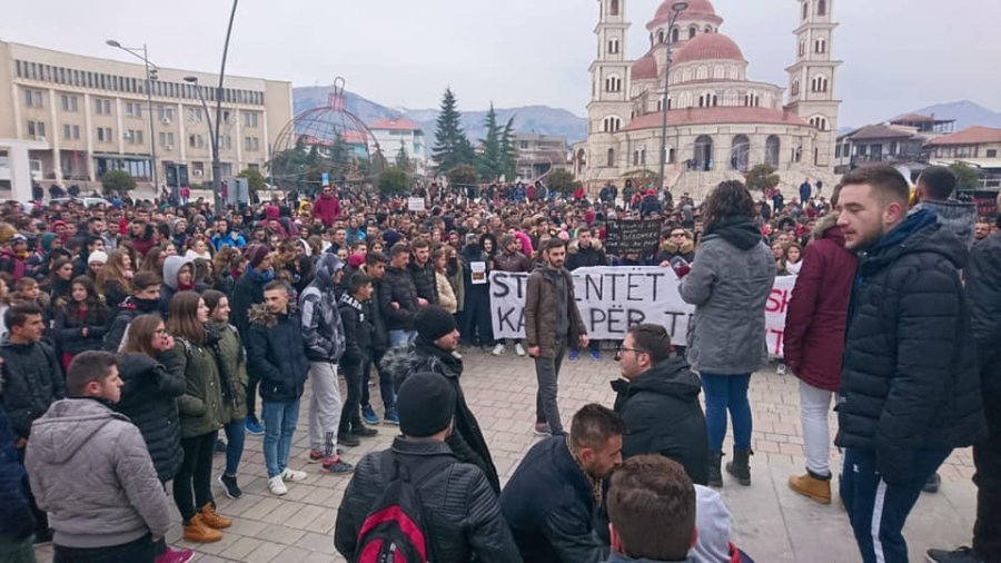 Studentët e Korçës nuk ndalen, disa prej tyre nisen drejt Tiranës