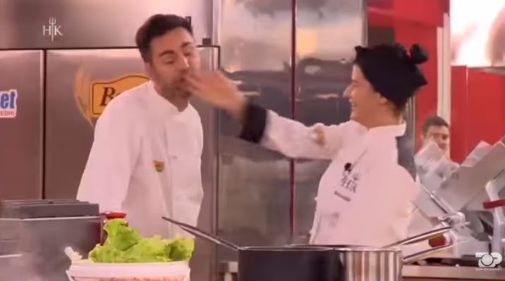 VIDEO/Konkurrentja i kthen ‘borxhin’ shef Renatos, e gjuan me shpullë në emision