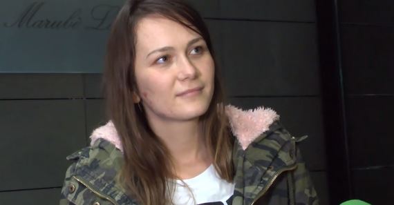 VIDEO/U plagos nga kapsollat, Ina Nuku kthehet në Tiranë: Nuk heq dorë nga policia