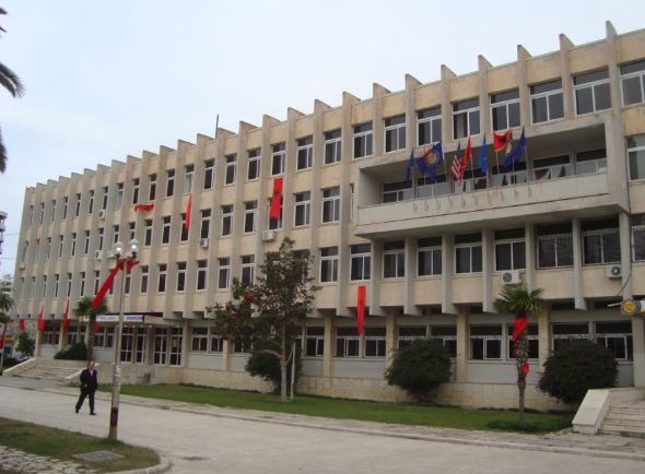 Studentët në Vlorë denoncojnë: Rama ka ndaluar studimin me korrespondencë, por jo për zyrtarët e tij