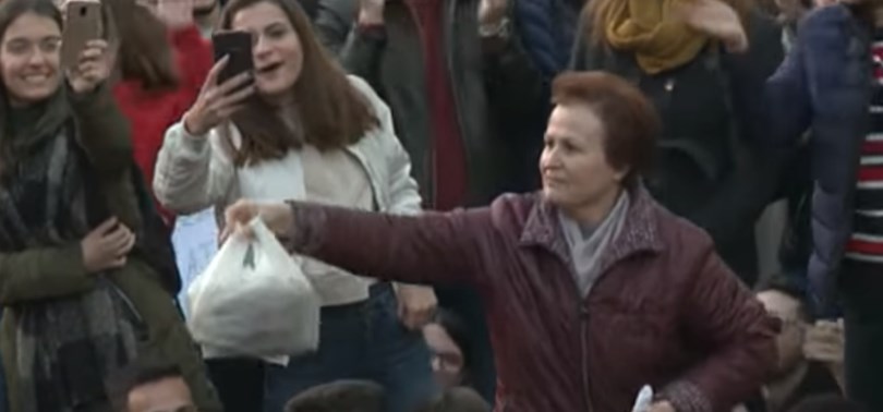 VIDEO/Zonja shpërndan ushqim për studentët: Jam bashkë me to, atë që se bëmë ne ta bëjnë këta