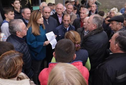 Ndryshimi mes Francës dhe Shqipërisë, Tabaku: Një qeveri demokratike dhe një tjetër totalitare