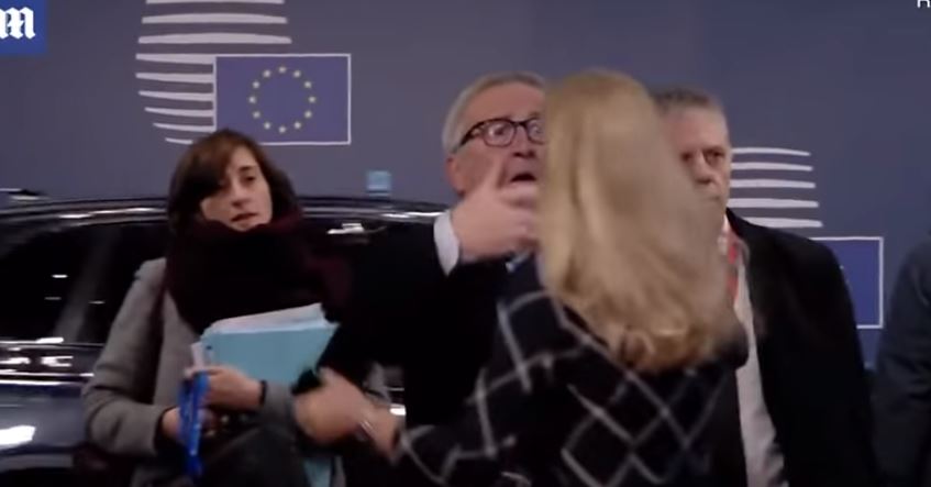 VIDEO/Juncker sërish i dehur? Kapet duke luajtuar me flokët e zyrtares në Bruksel