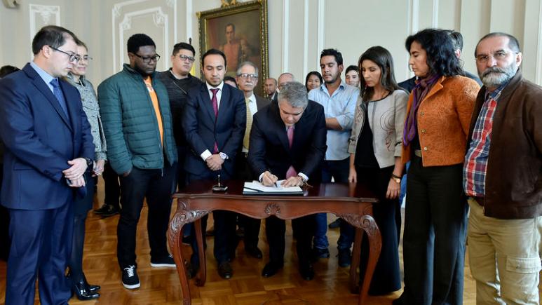 Fitorja e studentëve në Kolumbi, qeveria akordon 1.42 miliardë dollarë për arsimin e lartë