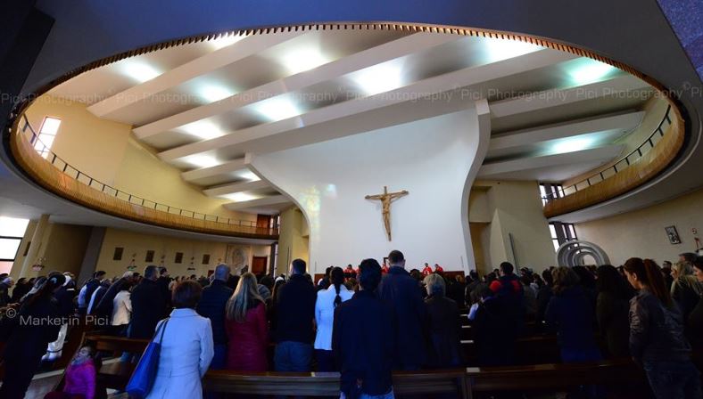 Besimtarët katolikë dhe ortodoksë kremtojnë sot lindjen e Krishtit