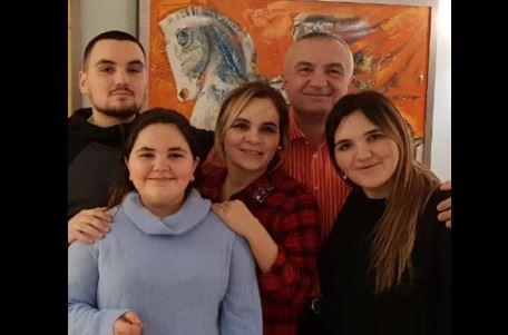 Kryemadhi krah familjes, uron Vitin e Ri 2019