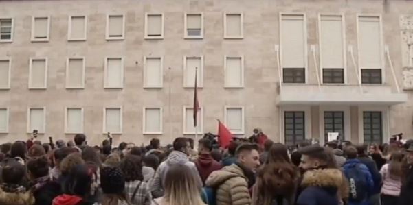 VIDEO/’Ju na prishët ëndërrat tona’, studentët protestojnë, Kryeministria mbyll grilat e dritareve