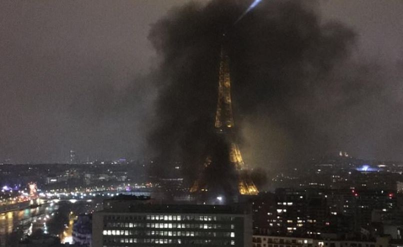 Çfarë po ndodh në Paris, tymi i zi mbulon kullën Eiffel