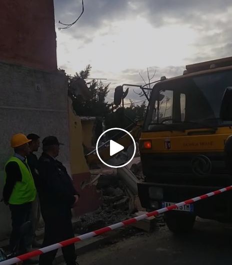 VIDEO/Rezistencë dhe në Laprakë, banorët kundërshtojnë shembjen e banesave