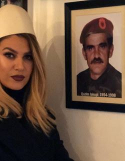 FOTO/Këngëtarja ndan emocionet e veçanta: Babi, Kosova u bë me ushtri…