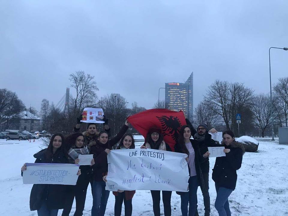 FOTO/Protesta e studentëve kalon kufijtë, vjen mesazhi i veçantë: Me dashuri ngelësit e Letonisë
