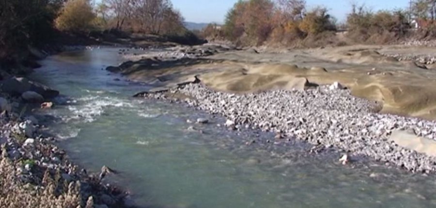 Lumi pushton rrugët, izolohen disa fshatra në Kurbin