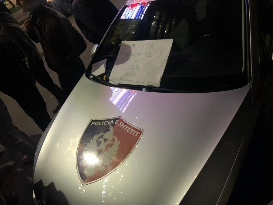 FOTO/ Studentët ‘gjobisin’ policinë