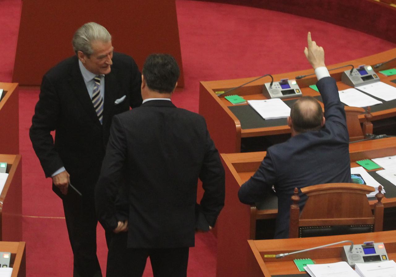 “Të ka kapur Ymer Lala për fyti, Ulsi!”