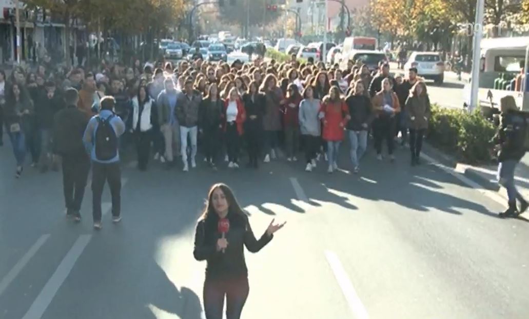 VIDEO/ Studentët nisin marshimin drejt Ministrisë së Arsimit, “pushtohet” Tirana